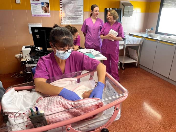 Salud ha realizado la prueba de detección de alteraciones auditivas a más de 320.000 recién nacidos desde 2004