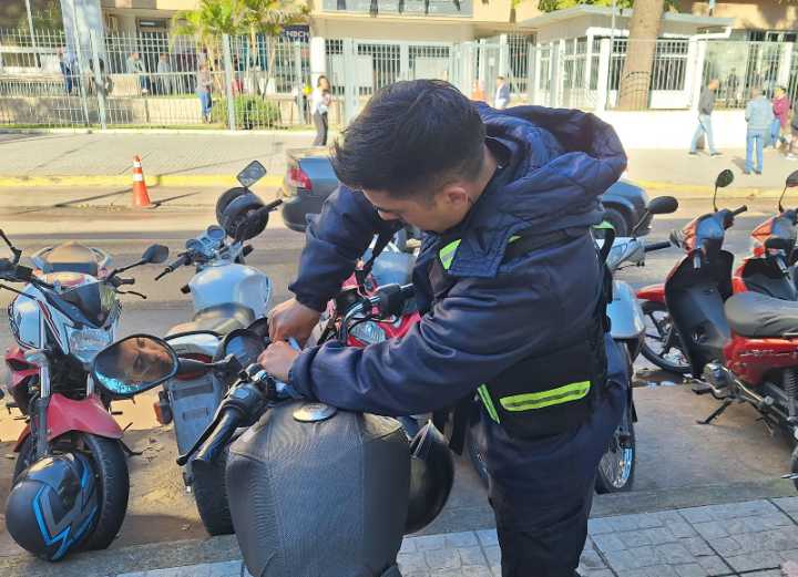 Removieron un automóvil y motos mal estacionadas y los trasladaron al corralón municipal