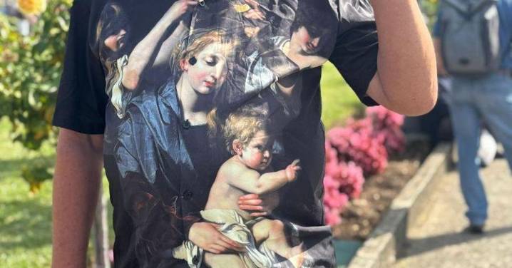 ¿Sabe usted que a la Virgen se le venera con todo tipo de ropa puesta?