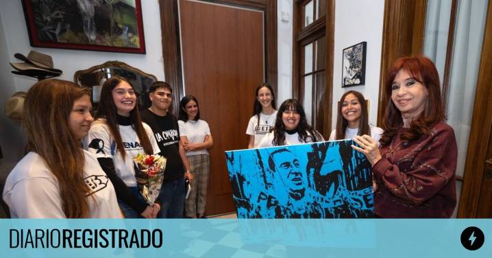 Cristina rodeada de jóvenes militantes: "Los pibes y las pibas para la liberación"
