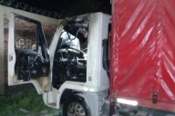 FUE CON SUERTE! Se incendió un camión en una embotelladora de gaseosa en Corrientes (IMÁGENES)