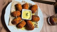 Recetas de la abuela que saben a hogar: así es como una antigua relojería del norte de Gran Canaria se convirtió en un templo del sabor