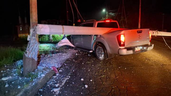 Conductor ebrio chocó contra poste de enegía en carretera de Huasca