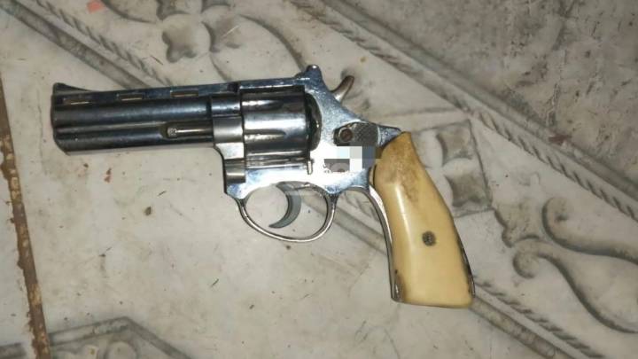 Cayó una pareja violenta en Santa Fe: él era un evadido de Coronda y estaba armado