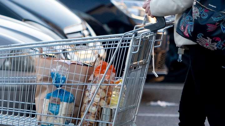 La nómina sube en euros, pero la nevera está vacía
