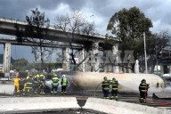 Suman 9 muertos por explosión de pipa en Zaragoza