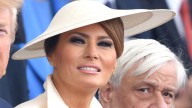 Melania Trump apuesta por las milky nails en su visita a Reino Unido, un manicure elegante y sofisticado