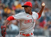 Reiver Sanmartin, 1.2 inning en la derrota de los Rojos 12×9 con Blue Jays
