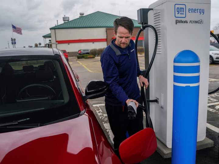En Florida: por qué bajó el precio de la gasolina y cómo beneficia a los conductores