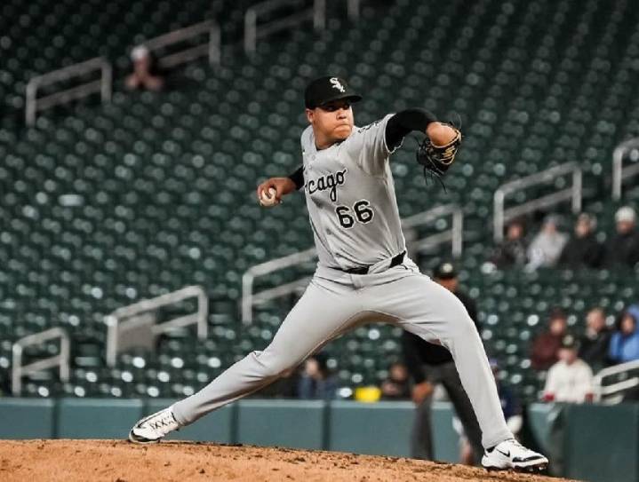 Wikelman González obtiene primer triunfo de su carrera en la MLB