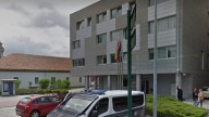 Un joven mata supuestamente a su madre en Villagarcía de Arosa y se precipita desde un tercer piso