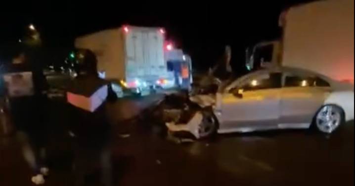 Una persona murió y cinco más heridos: balance de accidente de tránsito entre taxi y carro de gama alta