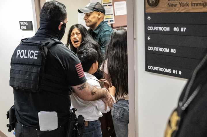 Agente de inmigración fue relevado de sus funciones al empujar al piso a una señora ecuatoriana en un Juzgado