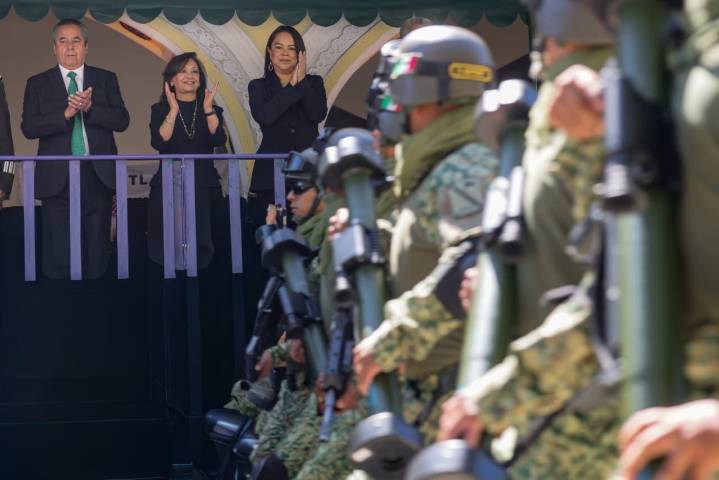 Encabeza gobernadora desfile cívico–militar por el CCXV aniversario del inicio de la Independencia de México
