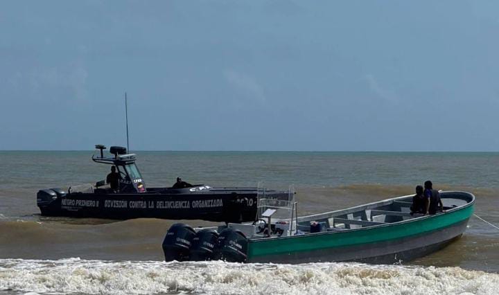 Sorprendente hallazgo: encuentran una embarcación abandonada en el enigmático sector de Los Boquerones, Costa Oriental de Falcón