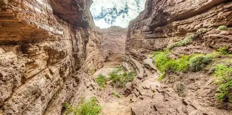 Guardaparques tuvieron que limpiar grafitis de turistas en la “Garganta del Diablo”
