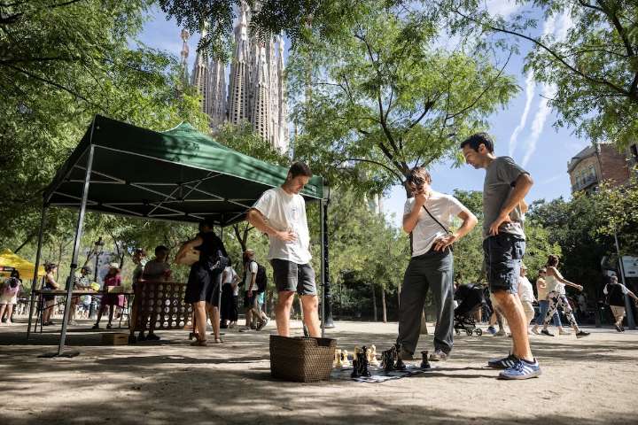 Jugar en la plaza de la Sagrada Familia para reconquistar espacio tomado por los turistas en Barcelona: “Estamos rodeados”