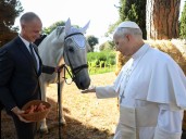 El Papa viajó a Castel Gandolfo, la residencia veraniega, e inauguró el “Borgo Laudato si”, un lugar paradisíaco pensado por el papa Francisco