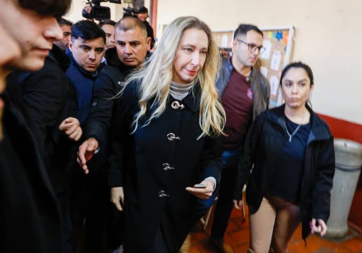 Karina Milei votó rodeada por un escudo de militantes, casi sin hablar y con una insólita caminata
