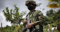Intento de asonada en contra del Ejército en Putumayo dejó un civil herido Un grupo de 200 personas intentó retener a las tropas que adelantaban operaciones contra minería ilegal en zona rural de Vill