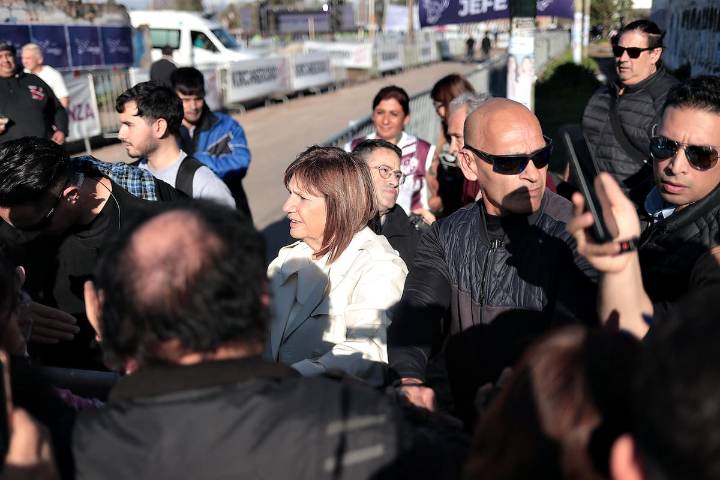 Gran operativo de seguridad. Tensión por el cierre de campaña de Milei en Monreno