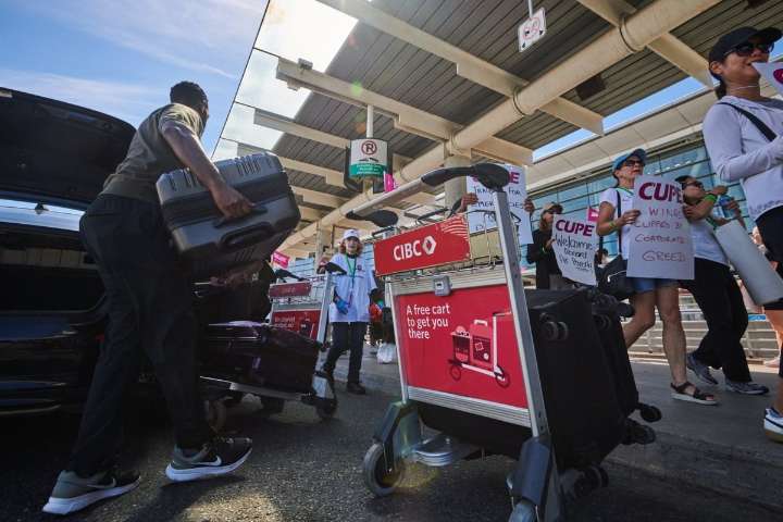 Air Canada flight attendants to wrap up vote on new contract today
