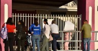 Niegan padres acceso a alumnos de primaria