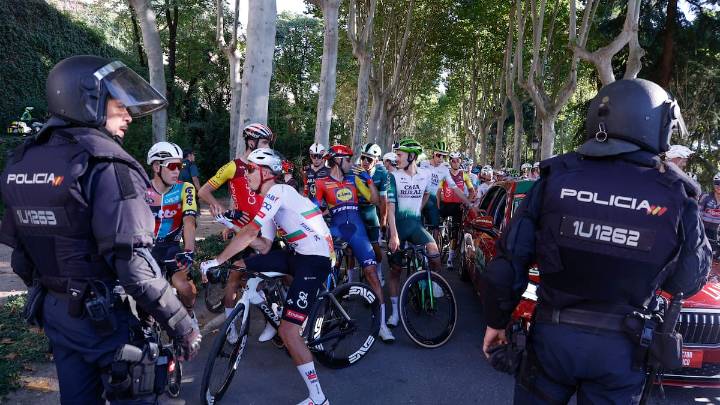 El director de la Vuelta: "Podíamos haber convivido las manifestaciones con la práctica del deporte"
