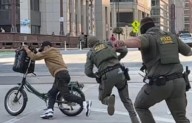 VIDEO: Repartidor en bicicleta evade a diez agentes de ICE en Chicago