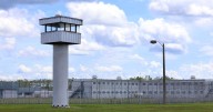 Autoridades de Florida abren un segundo centro de detención para migrantes en Jacksonville