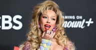 Doja Cat Opens Bizarre MTV VMAs by Eating Her Lipstick