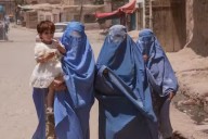 Mujeres afganas enfrentan trabas médicas tras el terremoto