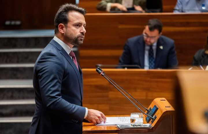 Queipo defiende que hay que «acabar con el régimen socialista» para que Asturias tenga futuro