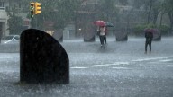 El Ayuntamiento de Barcelona da consejos para la tormenta: revisar el pararrayos y bajantes de agua o desconectar aparatos eléctricos