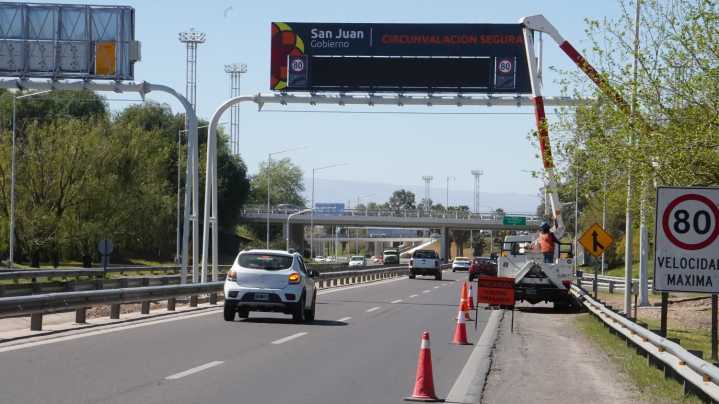 Comenzó la instalación de pantallas LED y lectores de patentes en la Circunvalación