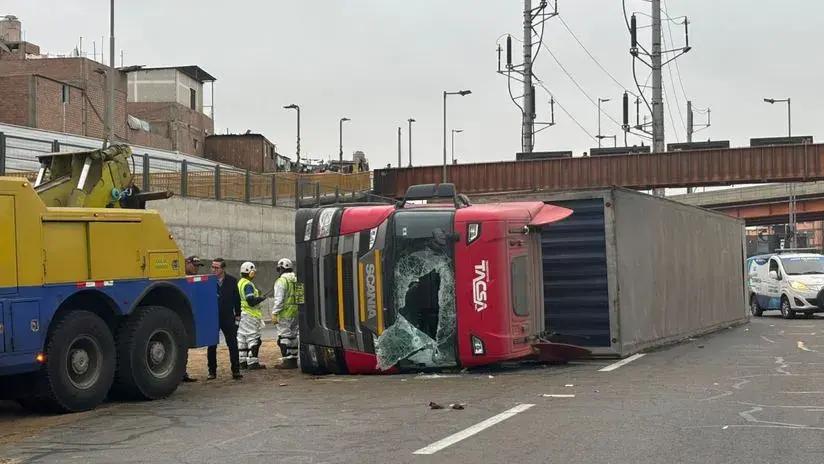 Caos vehicular: camión cargado de aceite se volcó en la vía de la Línea Amarilla a la altura del puente Caquetá