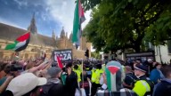 La policía detiene a manifestantes pro-Palestina en la Plaza del Parlamento de Londres