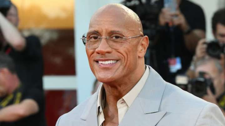 Dwayne Johnson "La Roca" sorprende con su drástica transformación física a su paso por Venecia