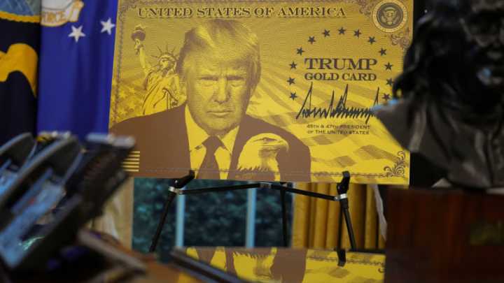 Trump presenta programa de “tarjeta dorada” que acelera visas de inmigrantes por una tarifa elevada