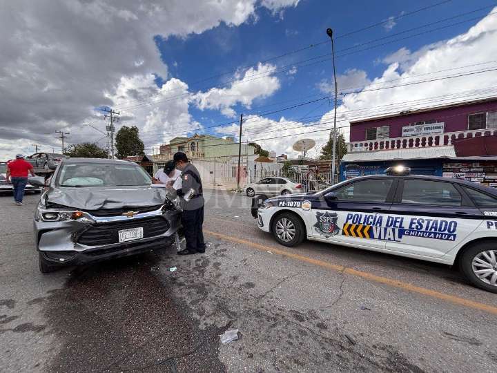 Conductor se pasa el alto y provoca carambola en la colonia Inalámbrica