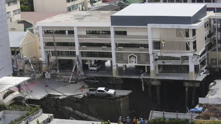 Video Captures Moment Bangkok Road Sinks Into Massive Sinkhole