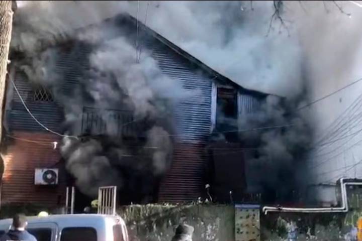 Fatal incendio en conventillo de Buenos Aires: hallaron muerto a hombre en silla de ruedas