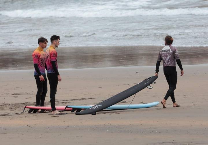 Las escuelas de surf de Castrillón celebran un buen verano pese al mal tiempo de septiembre