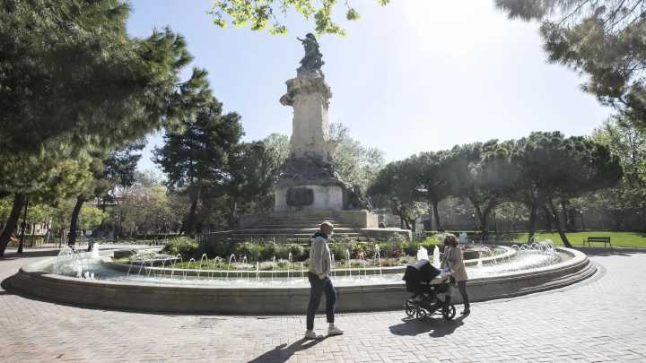Dos hombres frenan la agresión de un joven a su madre en la plaza de los Sitios