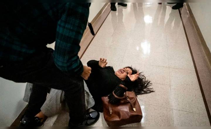 Agente del ICE empuja a una mujer contra una pared y la tira al suelo en tribunal de inmigración de Nueva York