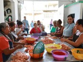 Visita Montiel a mujeres despicadoras de camarón en Tamaulipas; reitera apoyo social