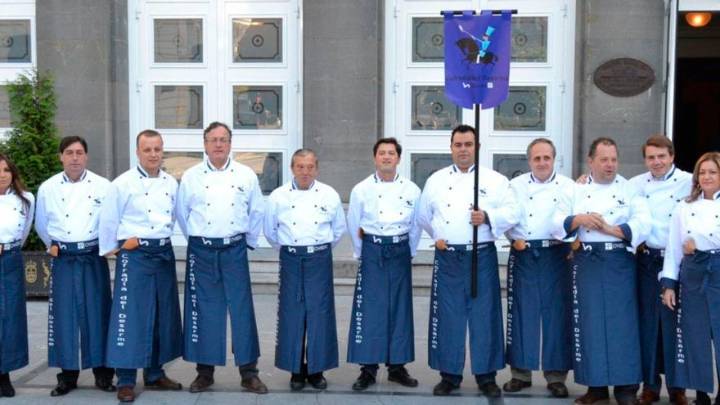 Trece años llevando el menú de la paz de Oviedo por el mundo: las claves del gran hito de la Cofradía del Desarme