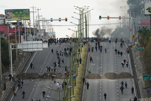 Noboa dice que no reconsiderará eliminación de subsidio a combustible pese a protestas en Ecuador