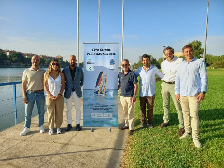 Más de 60 windsurfistas participarán en El Puerto en la Copa de España de Raceboard
