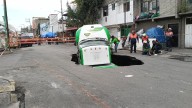 Socavón se traga camión refresquero en Iztapalapa
